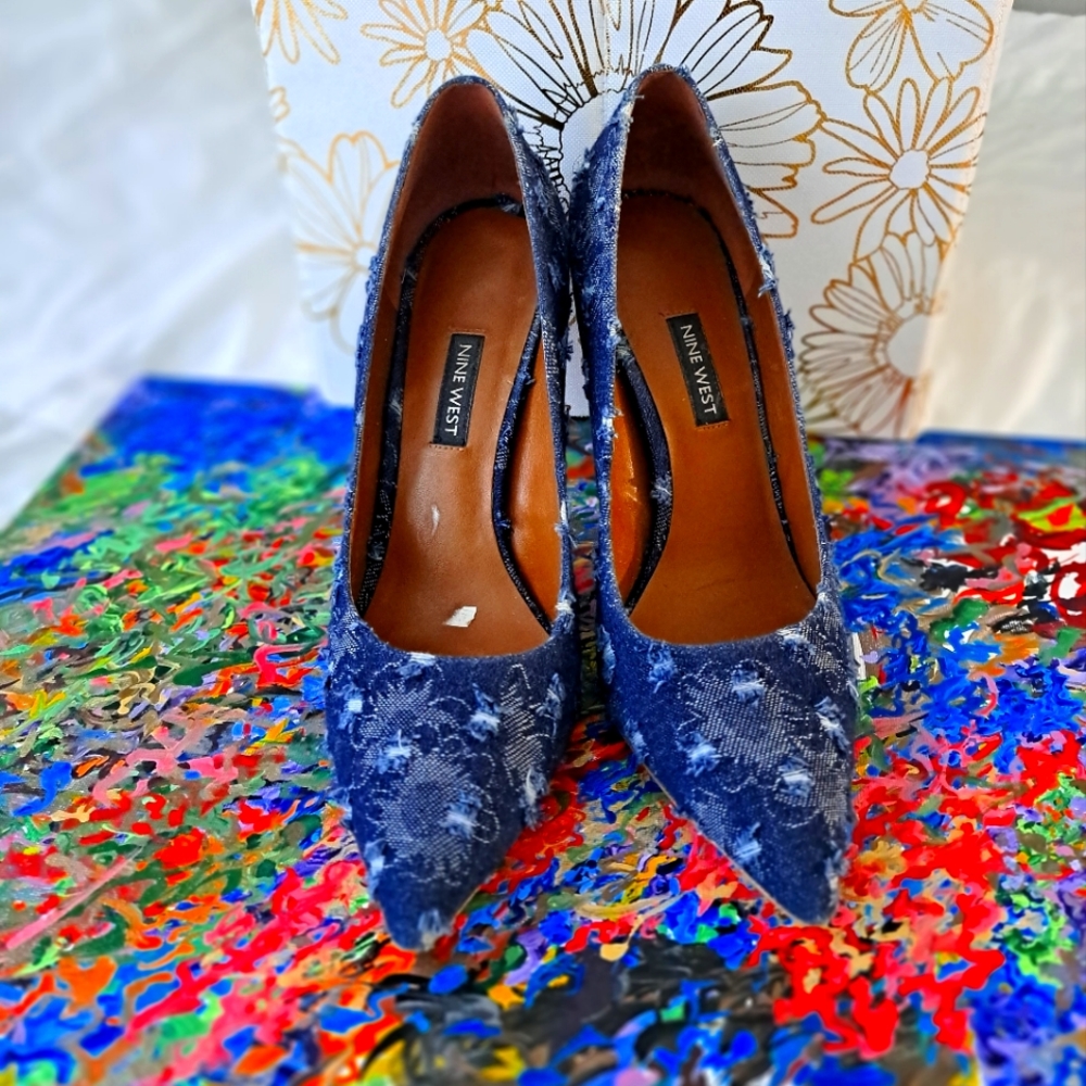 Nine West size 8 1/2 Blue Jean print heel